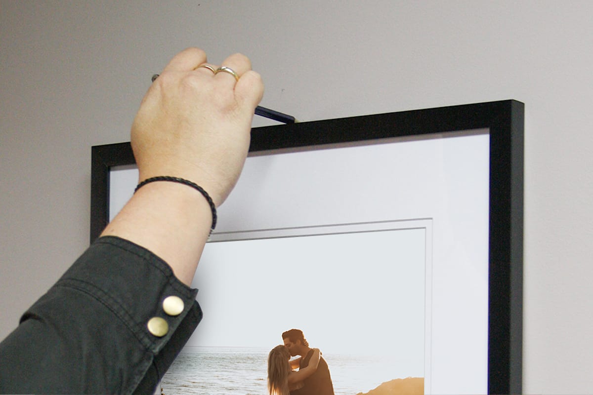 How to hang a photo frame or picture frame on your wall