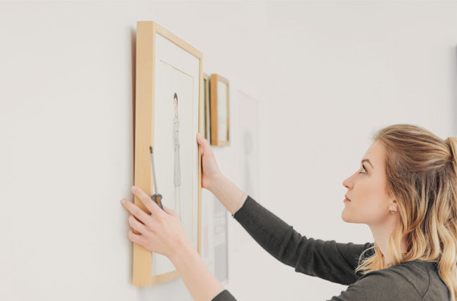 How to hang a picture frame on a wall